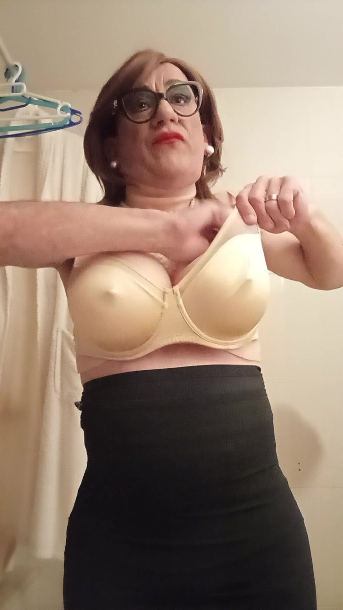 Yusti: Ubieranie się przed lustrem