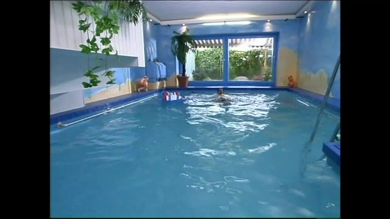 Wonderful Hot World X: Чудесная худенькая девушка наслаждается большим членом в киске, который кончает на ее маленькие сиськи в сауне