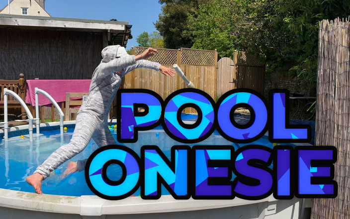 Wamgirlx: Onesie wetlook in piscina