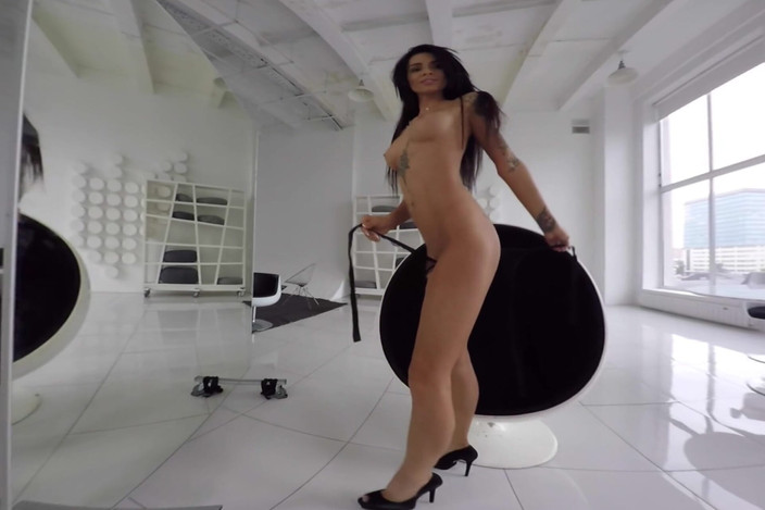 StasyQVR: फिट टैटू वाली काले बाल वाली सेक्सी स्ट्रिपटीज़