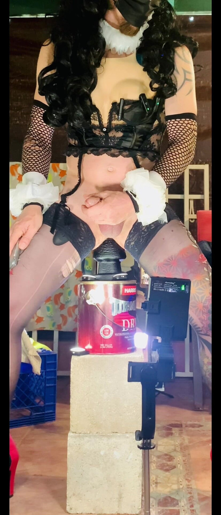 Benito414: Femboy sexy lingerie cavalgando grande consolo preto