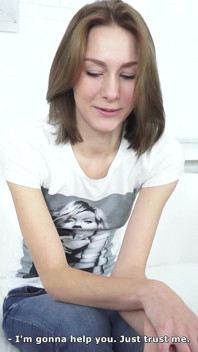 Дівчина займається незахищеним сексом на дивані