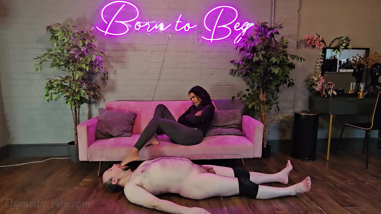 Domestic femdom: 我的脚在努力锻炼后出汗了