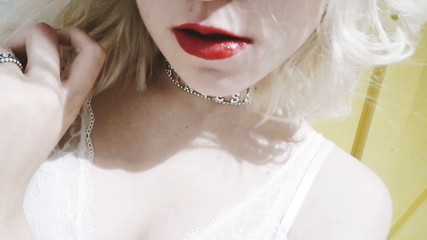 Taya Lite: Blondes teen beißt und leckt ihre süßen lippen