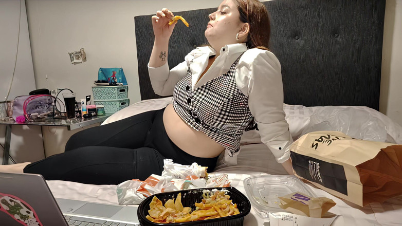 Nicole Passat: Nicole Chubby Fries and Nude Tease