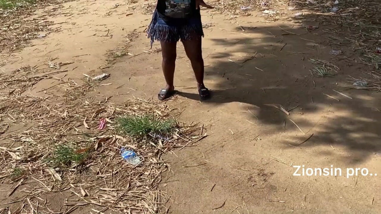 Zion: Afrikalı Zenci Seksi Zenci Kız Herkesin Içinde Kahkahalarla Dans Ediyor