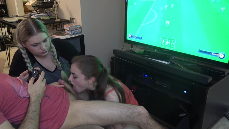 LustfulGeeks: Doppio pompino mentre lui gioca a fifa