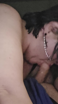 Une demi-salope suce avant de baiser