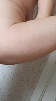 Harige kut milf masturbeert op de keukentafel