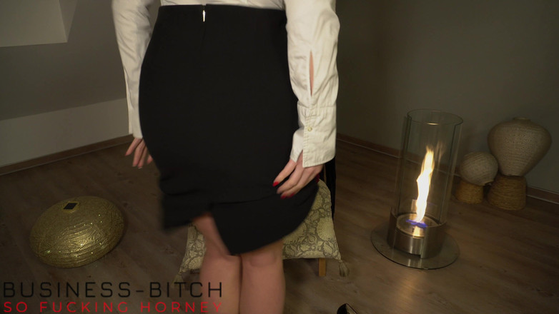 Business Bitch: Una calda donna d'affari in abito da lavoro sexy ha...