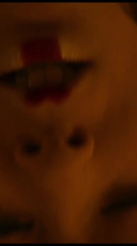 La ragazza asiatica tatuata viene dominata