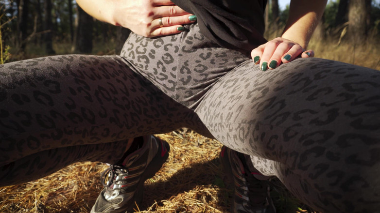 Teasecombo 4K: Meisje plaagt haar grote cameltoe in luipaardlegging buitenshuis