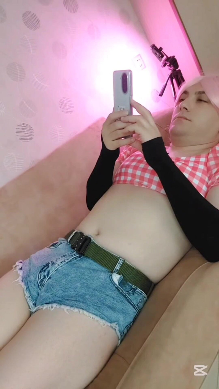 Kitty_Cross: Мила зухвала фембоя качає у футболці у стилі наїзниці та шортах з дупою | 90+ хвилини живої розваги