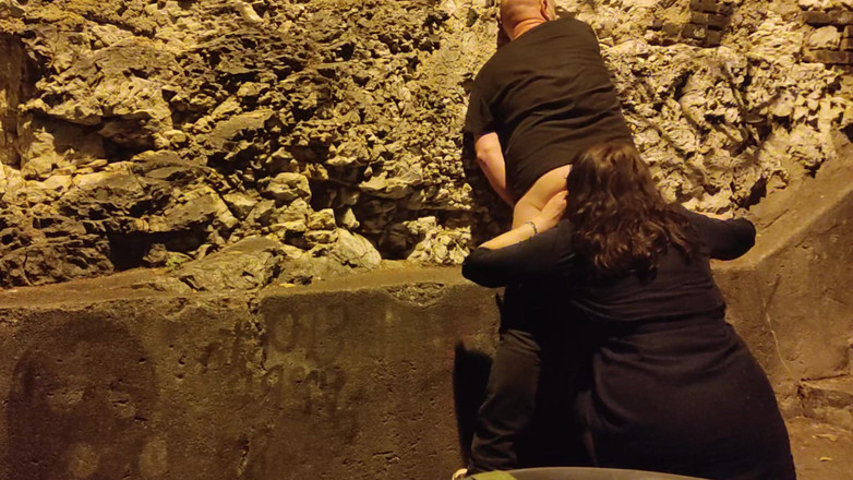 Toilet Mommy: Sexy holka ochutnává chlapův zadek