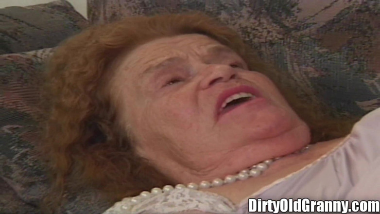 Dirty Old Granny: Horrid nonna rossa brutta fica scopata da cazzo e lezbo...
