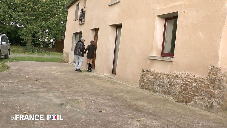 La France a Poil: Une étudiante baise son vieux camarade pervers coquin