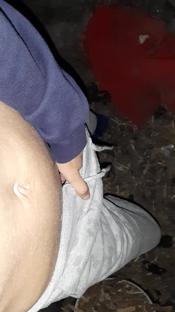 Lesbian-candys: Aku sembunyi di gudang untuk ngentot memekku yang berbulu sampai...