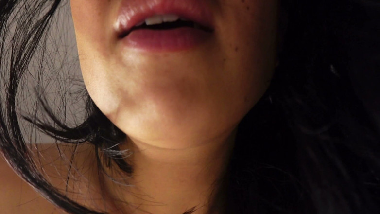 Asmr_mouth: あなたのホットな彼女がベッドで舐めている