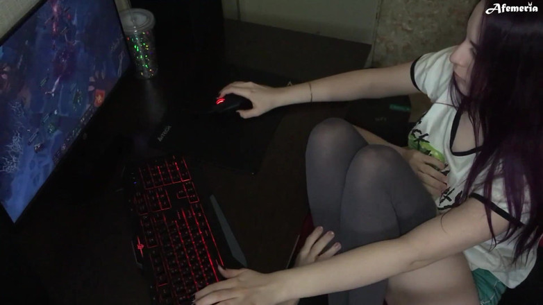 Afemeria: While favorite gamer girl plays guy fucks her big sex...
