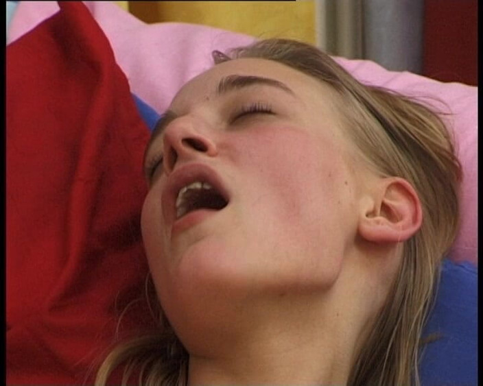 YOUR FIRST PORN: Luna Real Тинка испытывает оргазм с Luna