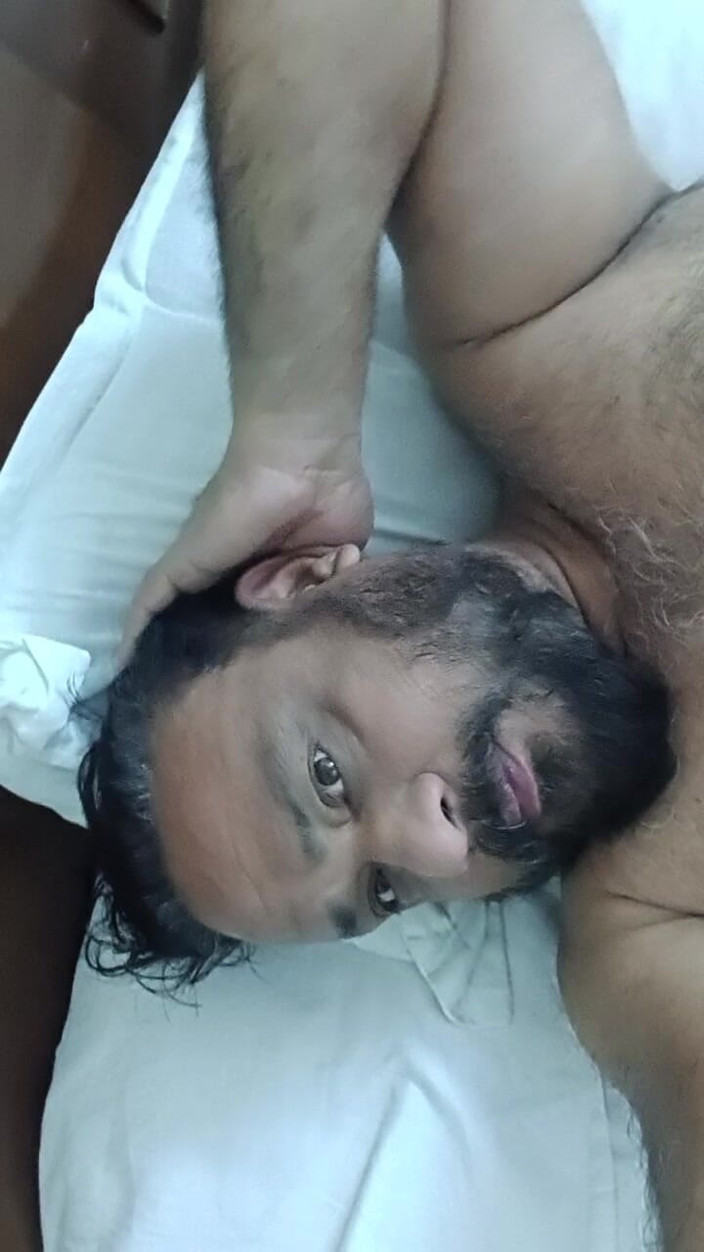 Austin Rose: Indický Táta Leží Na Posteli, Škádlí a Pózuje Pro Tebe