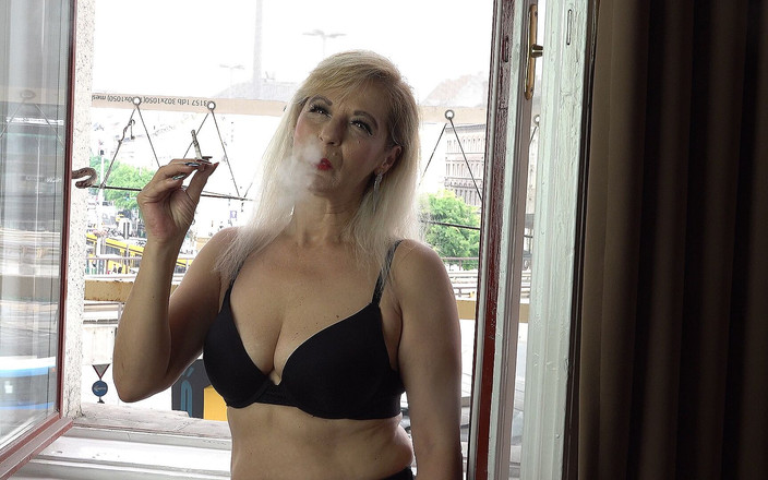 Gisela Domina Funhouse: Mică pauză de țigară