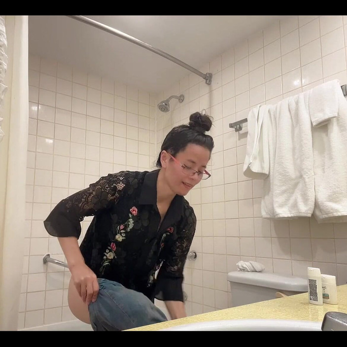 sweethanajapanese: Nel bagno sottoscrivami per guardami di più