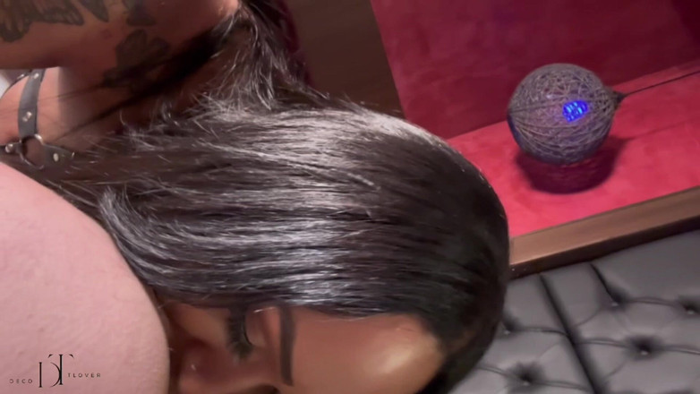 Deco t-lover: TSは太くて怖いチンコを持っていて、私のようなビッチをバストするのが大好きです。私は彼女の小さなおもちゃで、彼女はセックスをやめなかった