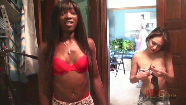 ATKIngdom: Lola Foxx, Ana Foxxx și Sara Luvv în culise cu filmări video în 3...