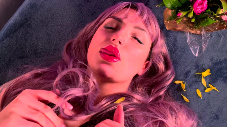 Edita Fantasy: Sevimli kaltak tutkuyla büyük lastik dildo emiyor ve ıslak amına biniyor -...