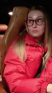 Le beau-fils qui s'est enfui de chez lui baise activement la chatte de sa belle-mère dans la voiture de son beau-père