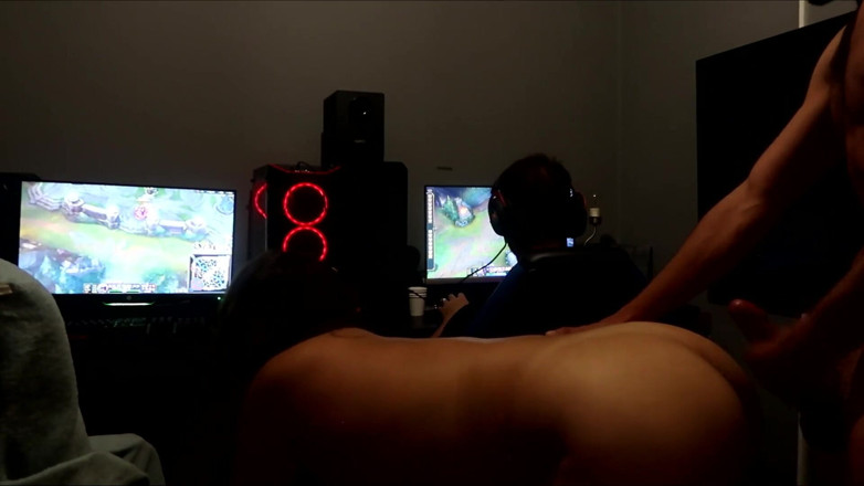 GamingCouple: 내 남편이 게임을하는 동안 사정하기
