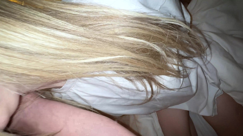 Gigi oficial: 18 岁女孩教她 69 岁的干爸爸如何操紧阴户