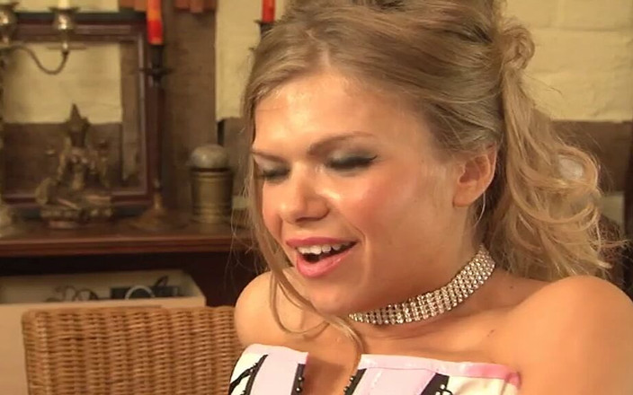 Videorama: Dvě sexy holky zkoušejí elektrické dildo