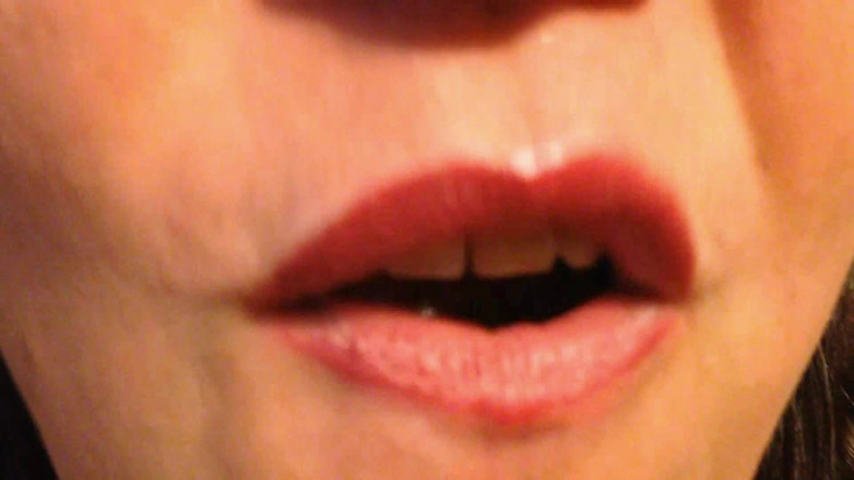 Lily Lipstixxx: Gumowy niedźwiedź je