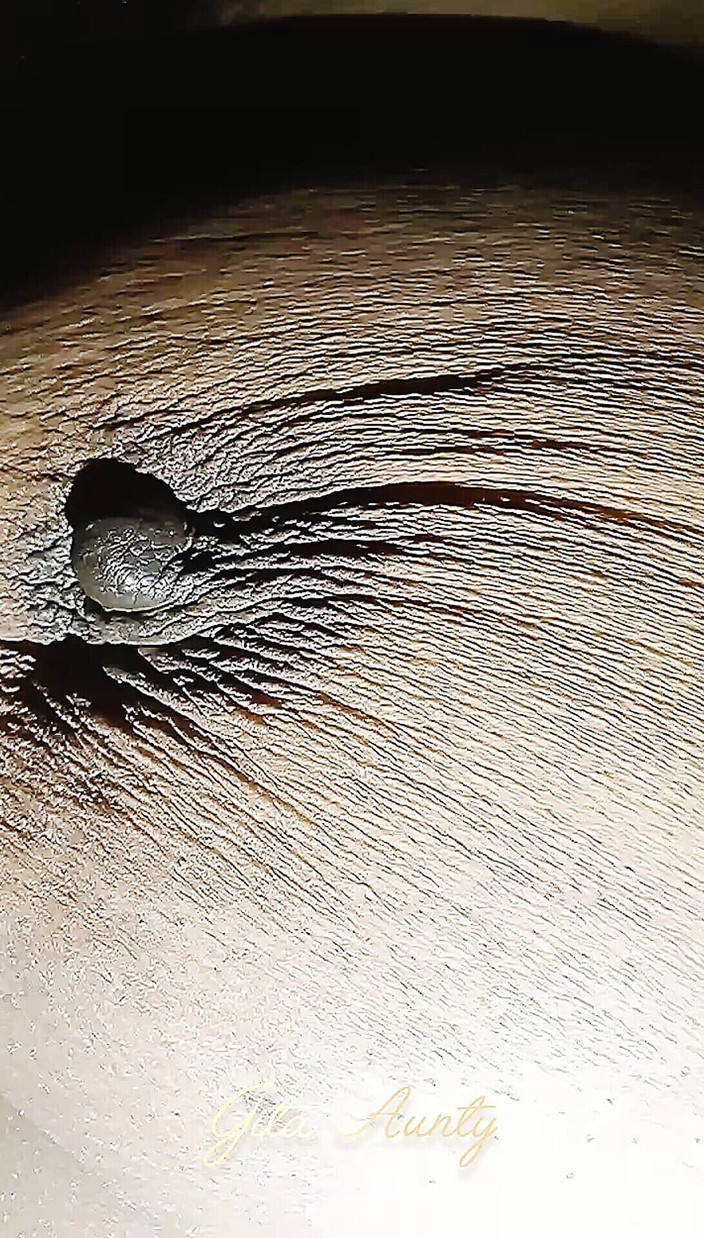 Indian aunty sex: Hintli lokal deshi yenge yatak dinlenmesi ve vücut şımarıklığı için biseksüel