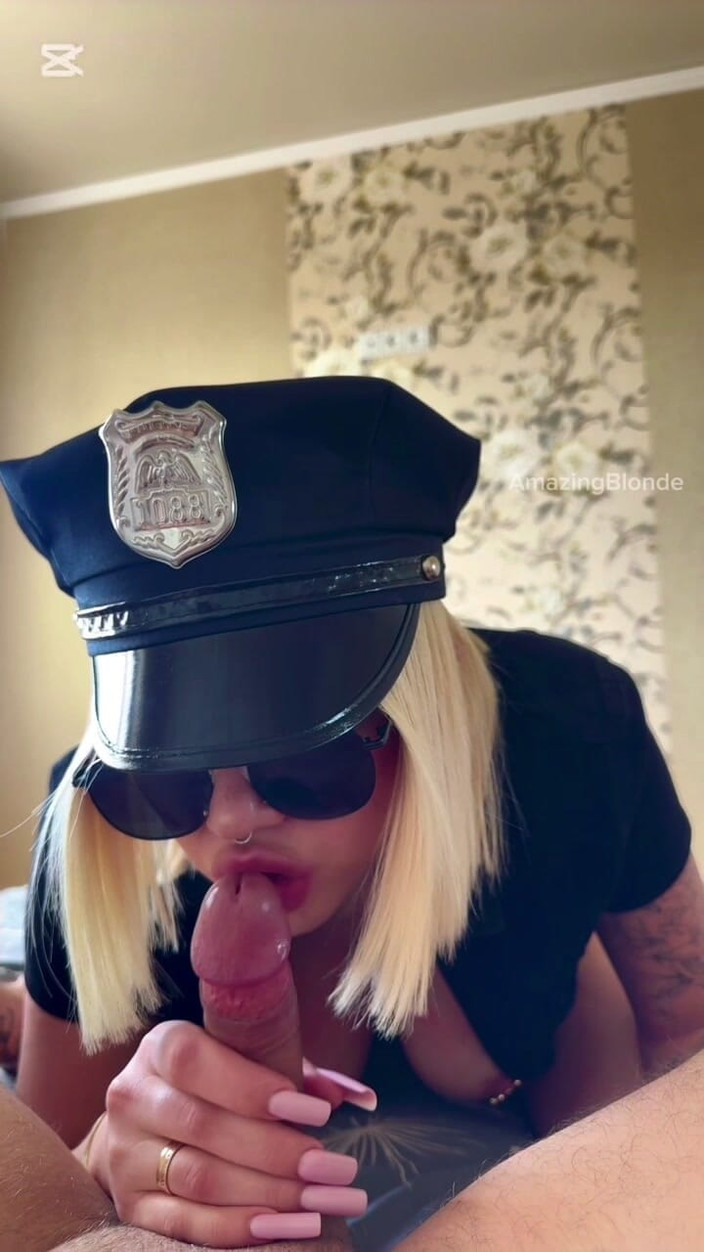 Amazing Blonde: Nhân viên cảnh sát gợi cảm kiểm soát