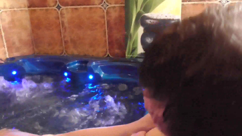 Foot Girls: Foot worship in the hot tub