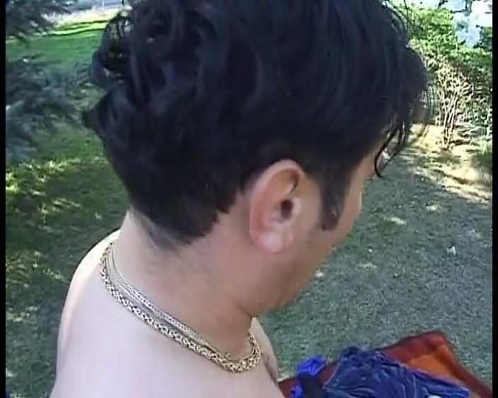 Porno kino: Krótkowłosa laska z Niemiec rucha się na pikniku