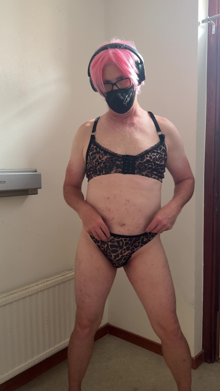 Julia Trans: De hoer in het roze speelt en masturbeert tot ze...