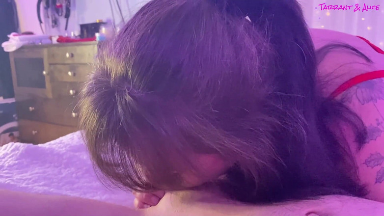 Tarrant and Alice: ingoiare il suo cazzo e accarezzargli le palle