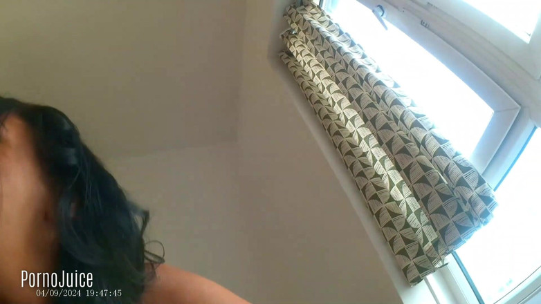 Cheeky UK girls: Het pornofilmstudio-debuut van Angel Sinn herzien