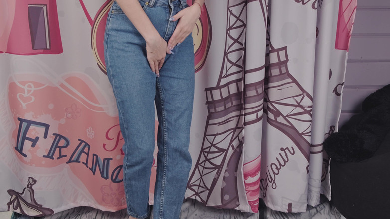 Eva Deva: Eva Peed in Her Jeans, Made Them Wet