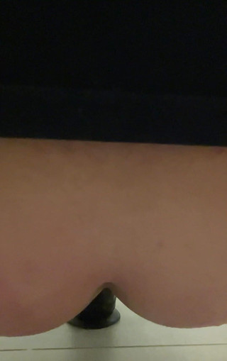 Wetlimit: Bak till fram knullad av Dildo