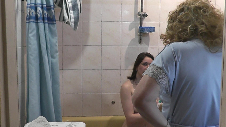 Assol: 샤워하는 의붓딸과 새엄마 밀프와 소녀. 당나귀. 젖은 보지. 자연의 젖탱이 소녀. 큰 자연의 젖탱이 밀프