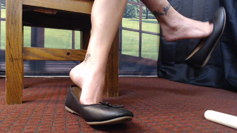 Abby Anna: Close up ballet flats dangle play natural