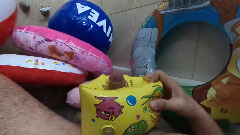 Inflatable Lovers: Kamar mandi dengan tiang tiang