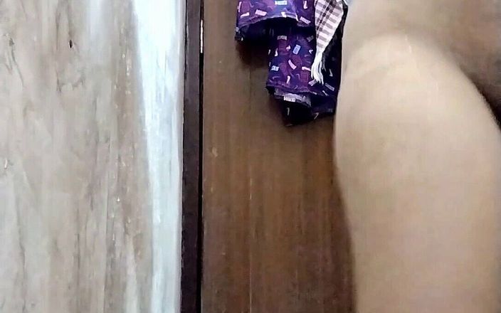 Riyathakur: Indisk desi college flicka badar ensam