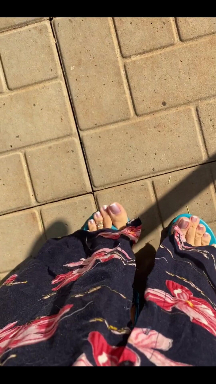 KiffaFeet: Seksi bacaklarımla ve mavi sandaletimle günaydın