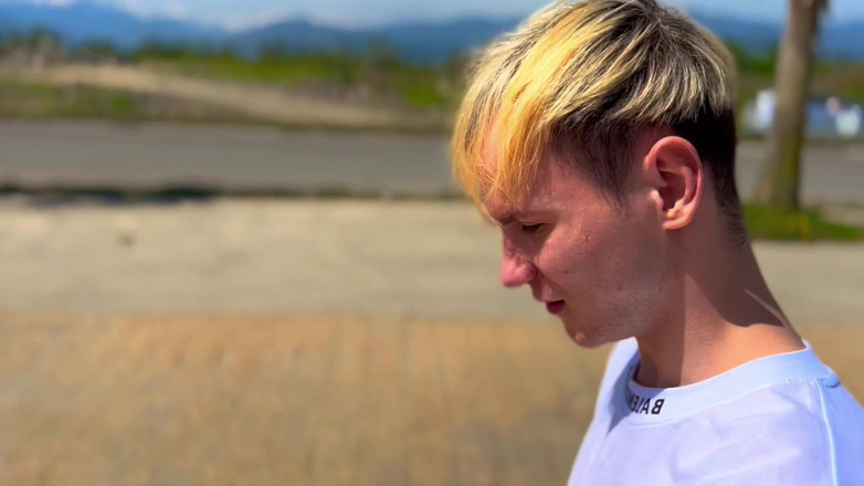 Nick Lewis: Thuyết phục một anh chàng thẳng thắn đưa ra trên bãi...